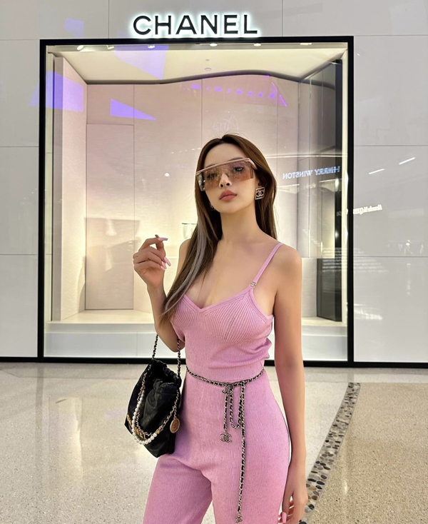 Người đẹp chia sẻ, cô thường xuyên uống nước ép cam, cà rốt và khẳng định công dụng làm đẹp da, cung cấp dưỡng chất, giúp giảm cân của loại nước này. Bữa trưa của Huyền Baby luôn có cốc nước ép bên cạnh. Còn bữa tối cô ăn đơn giản gồm ức gà và rau xanh.