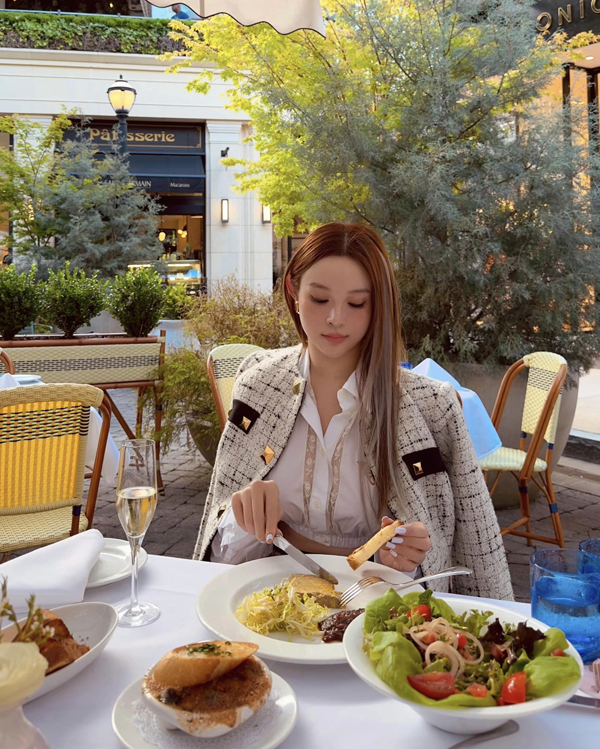 Để giảm và giữ cân, Huyền Baby ăn theo chế độ tập gym và tuân thủ nghiêm túc. Bữa sáng, cô ăn bánh mì đen và trứng cùng với đó là salad.