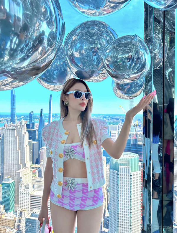 Nhờ chăm chỉ ăn uống kết hợp với luyện tập nên Huyền Baby lại sở hữu vóc dáng vạn người mê với tỉ lệ 3 vòng không thể hoàn hảo hơn.