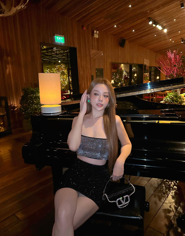 Cô tự tin khoe nhan sắc trong nhiều trang phục gợi cảm từ áo cúp ngực...