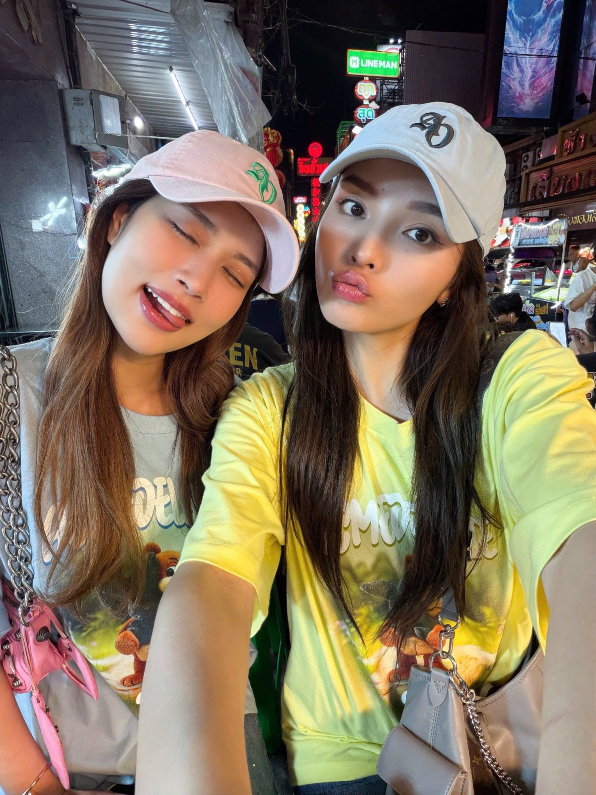 Họ kết hợp với mũ lưỡi trai mỗi người một màu, cùng kiểu dáng. Nhiều khán giả nhận ra trên mũ có thêu chữ cái đầu trong tên của Kỳ Duyên, Thiên Ân.