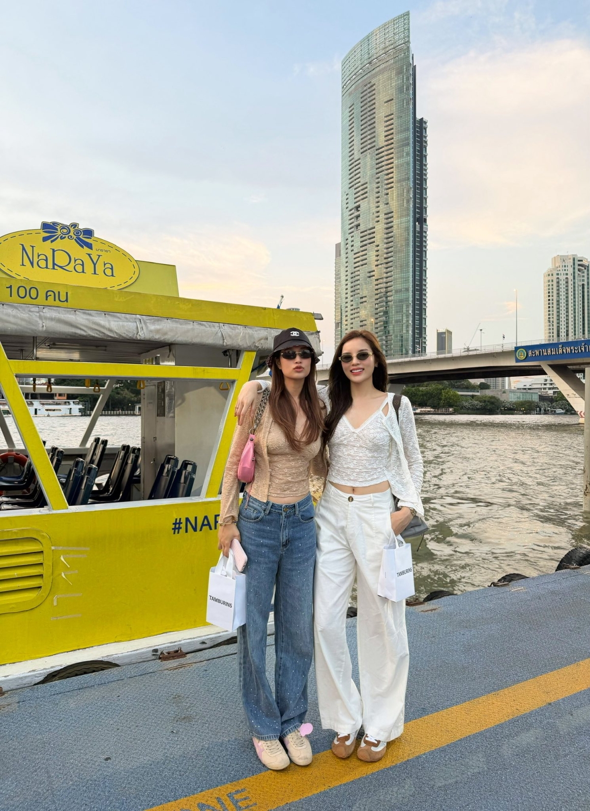 Hai hoa hậu còn sắm chung set áo hai dây ren của một local brand Việt Nam, giá chưa đến 500 nghìn đồng. Trong khi Thiên Ân chọn tông kem nude, Kỳ Duyên diện cả cây trắng.