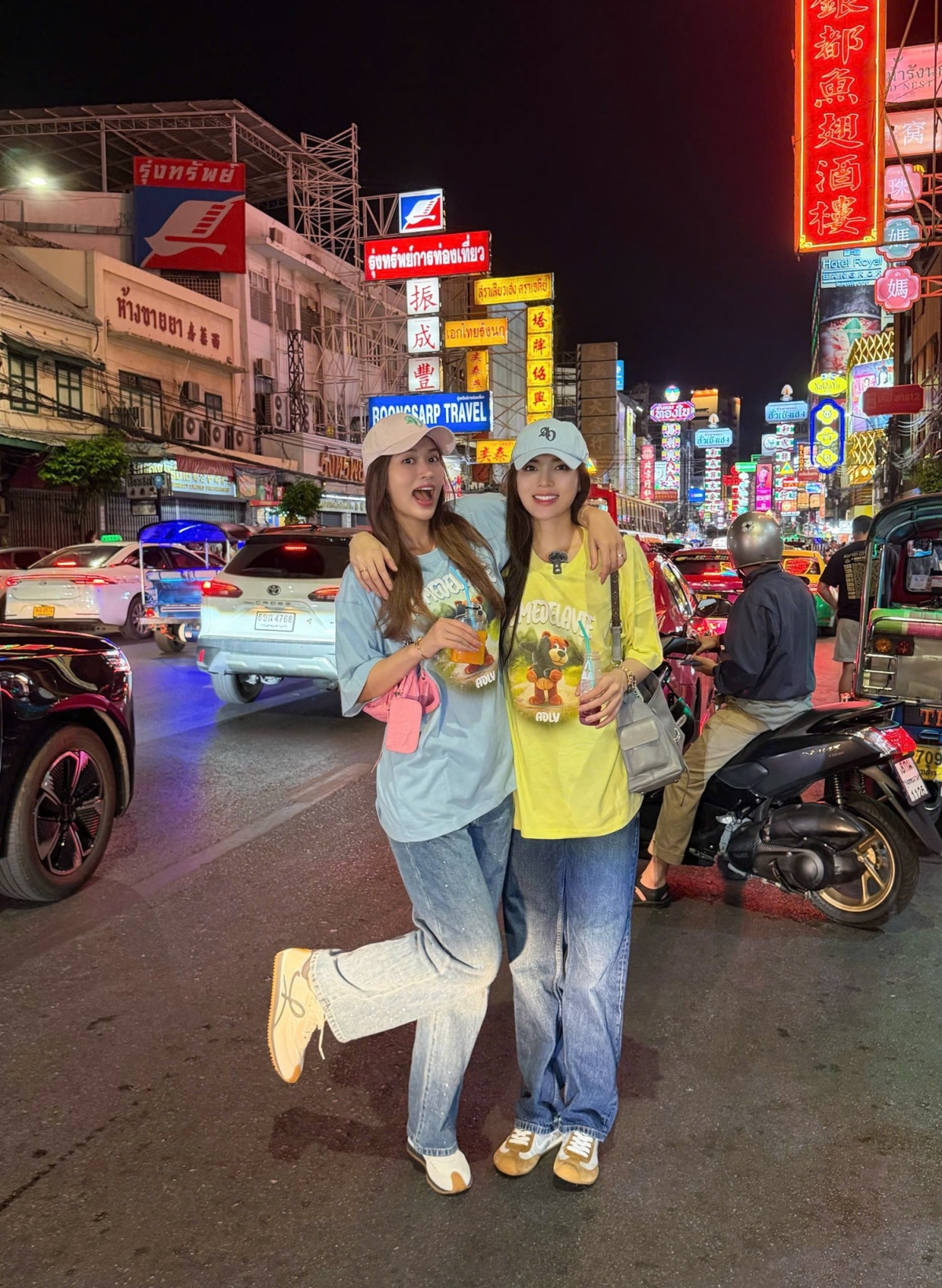 Dịp đầu hè, Kỳ Duyên - Thiên Ân có chuyến vi vu Thái Lan. Cặp hoa hậu khoe phong cách đồng điệu trên phố Bangkok với những món đồ giống hệt nhau. Bộ đôi mỹ nhân cùng diện áo thun màu sắc của thương hiệu ADLV, giá khoảng một triệu đồng mỗi chiếc.