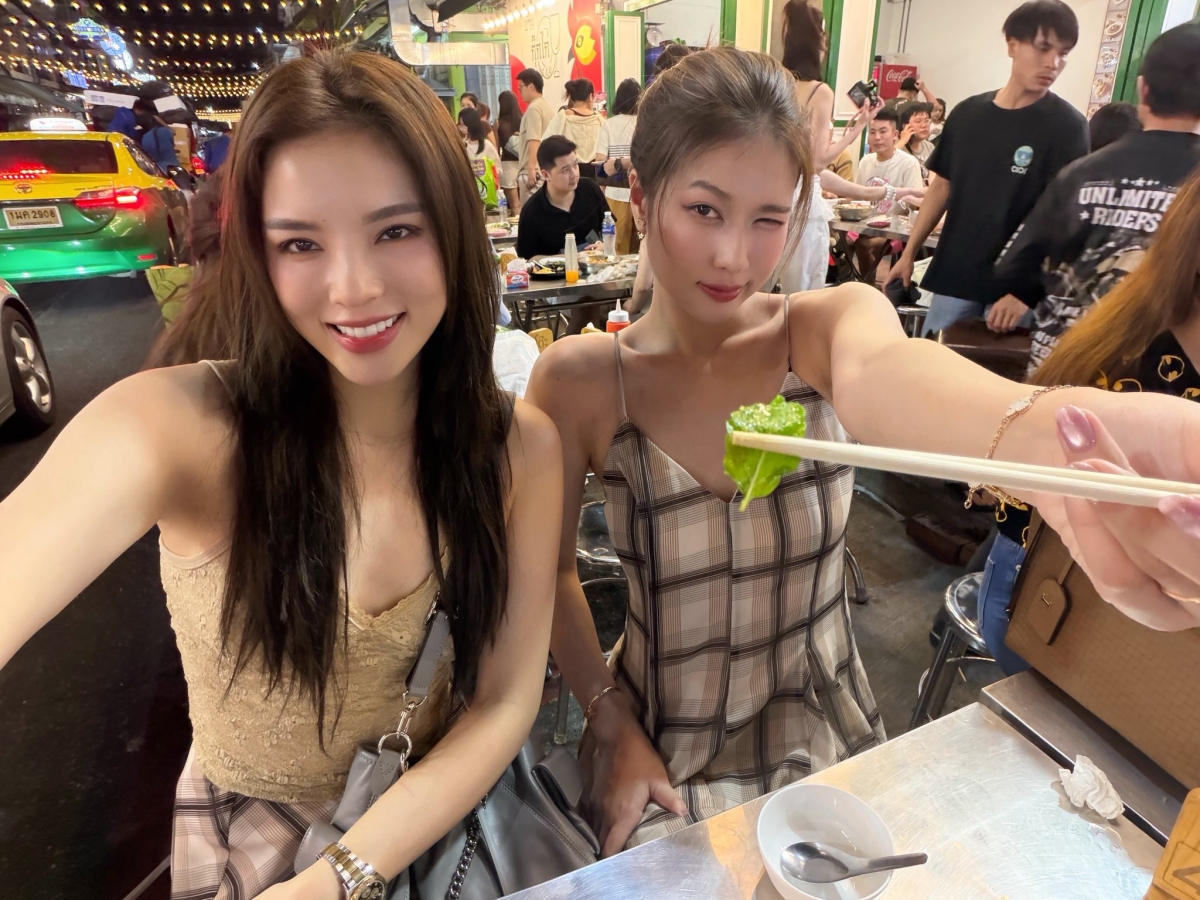 Thời gian gần đây, Kỳ Duyên - Thiên Ân thường xuyên xuất hiện cùng nhau, có nhiều hành động thân mật. Cặp sao tích cực mặc đồ đôi, để lộ nhiều dấu hiệu cho thấy sống chung nhà.