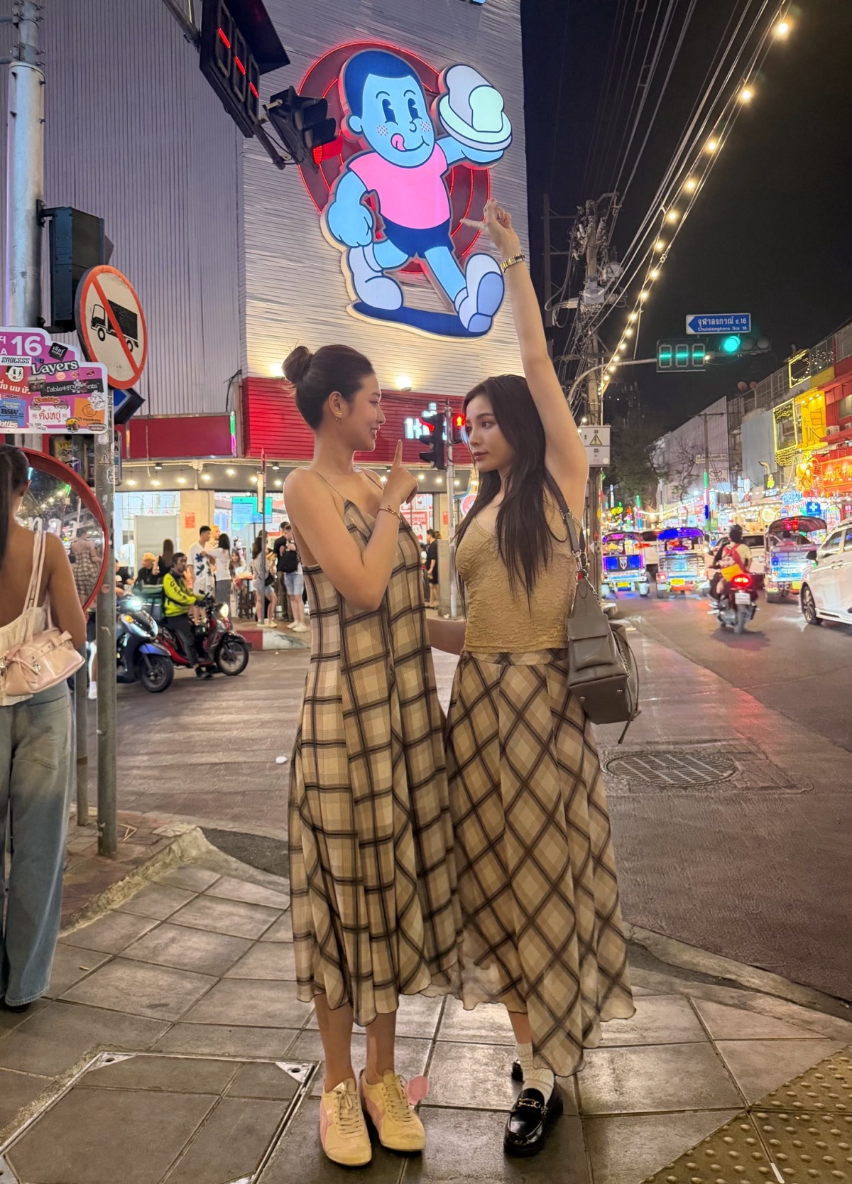 Kỳ Duyên và bạn gái tin đồn cùng diện đầm và chân váy họa tiết của Hamp;M. Mẫu đầm hai dây của Thiên Ân có giá 1,3 triệu đồng, trong khi đó Kỳ Duyên chọn chân váy giá một triệu đồng.