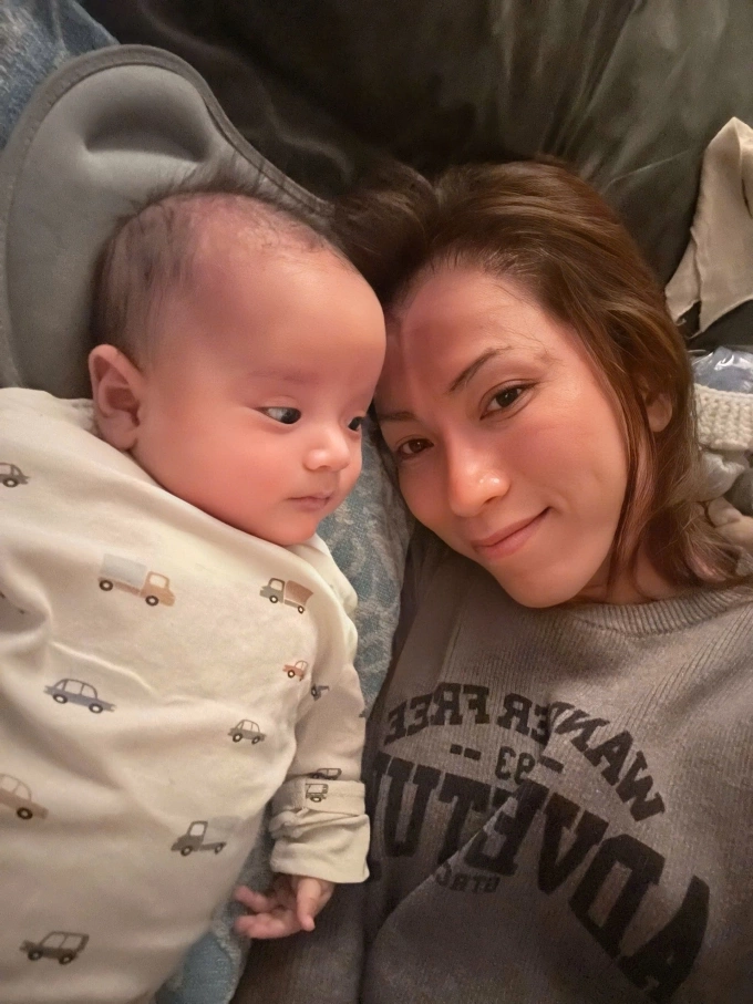 Lộ Lộ chăm con Ryan sau khi anh qua đời.