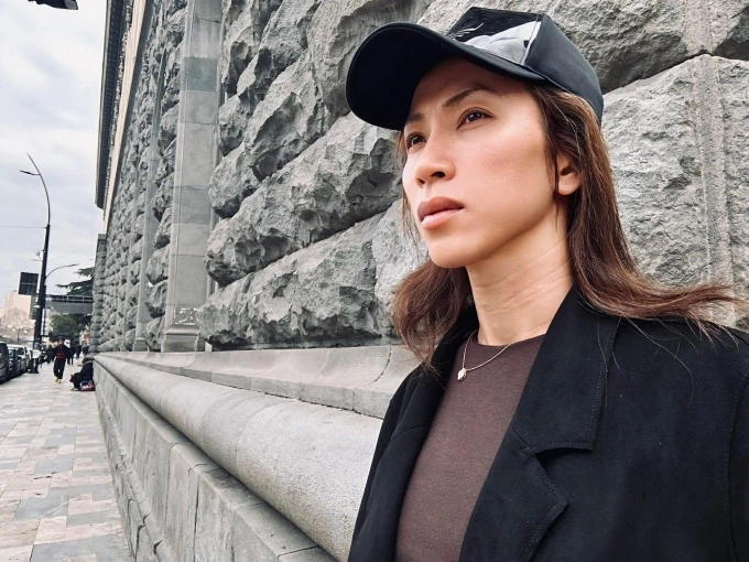 Lộ Lộ nhìn theo xe chở thi thể chồng đi hỏa táng.