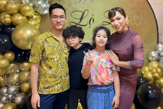 Ryan lúc sinh thời bên Lộ Lộ và hai con riêng của cô.