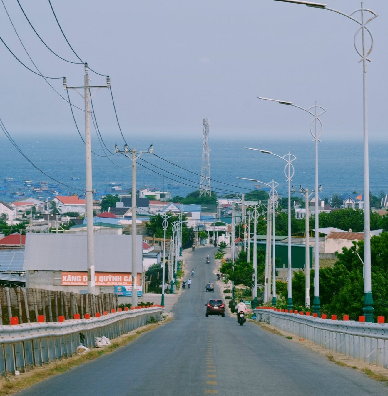 Con đường dẫn về phía làng chài. Ảnh: Tuyên Parafu 