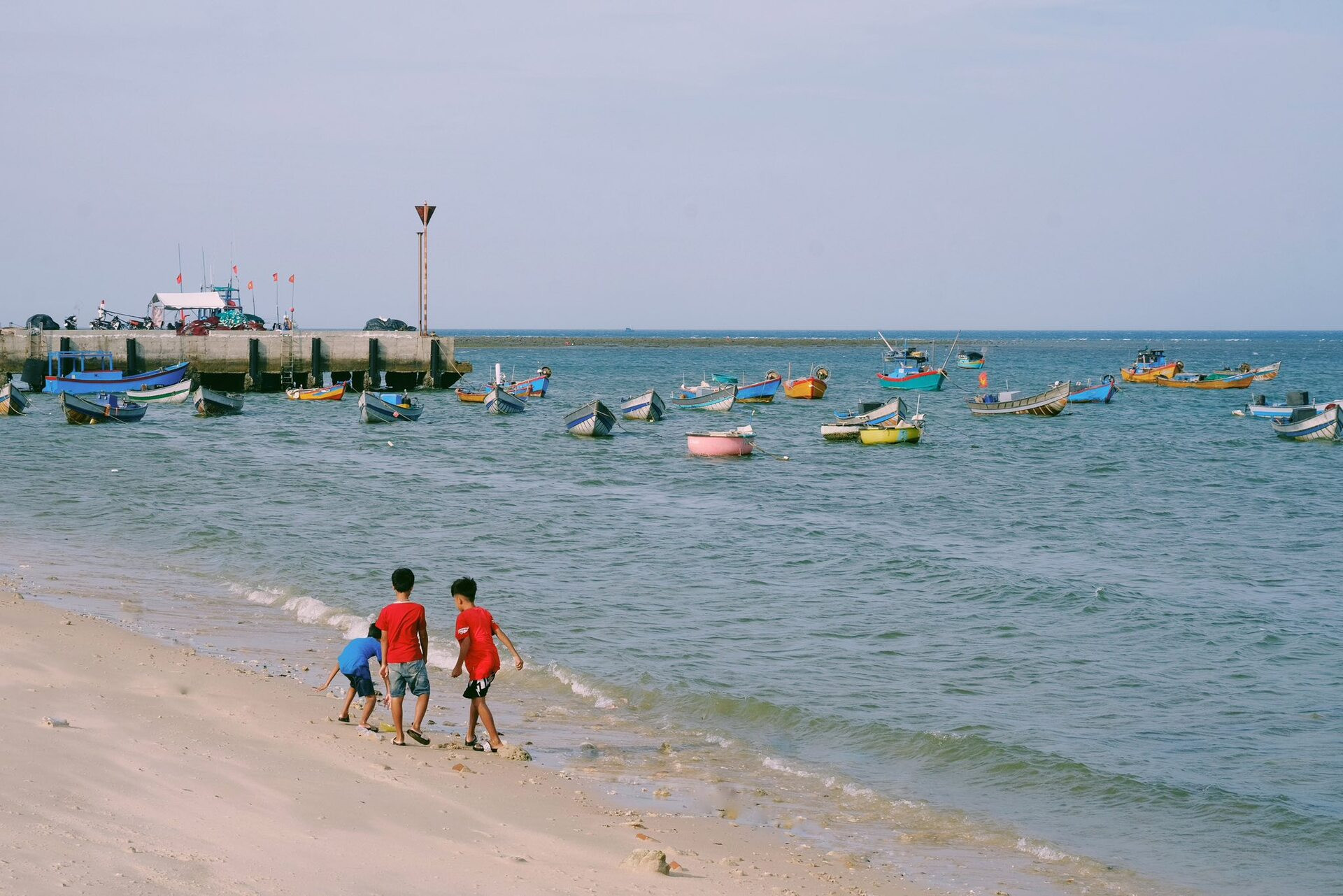 Nhịp sống giản dị ở ngôi làng. Ảnh: Tuyên Parafu 