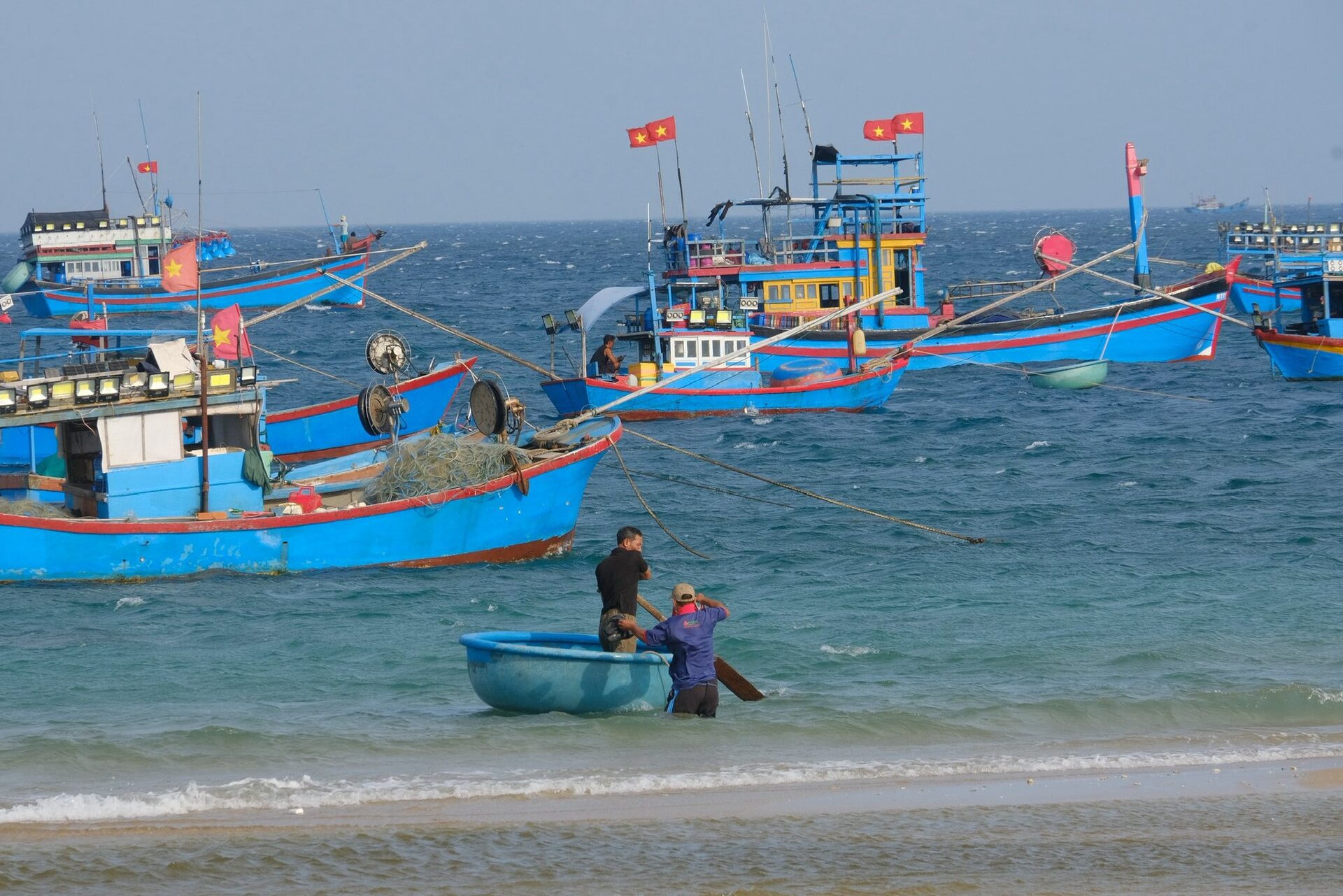 Ngôi làng có khung cảnh đẹp, bình yên nhưng phải chống chọi thời tiết khắc nghiệt. Ảnh: Tuyên Parafu 