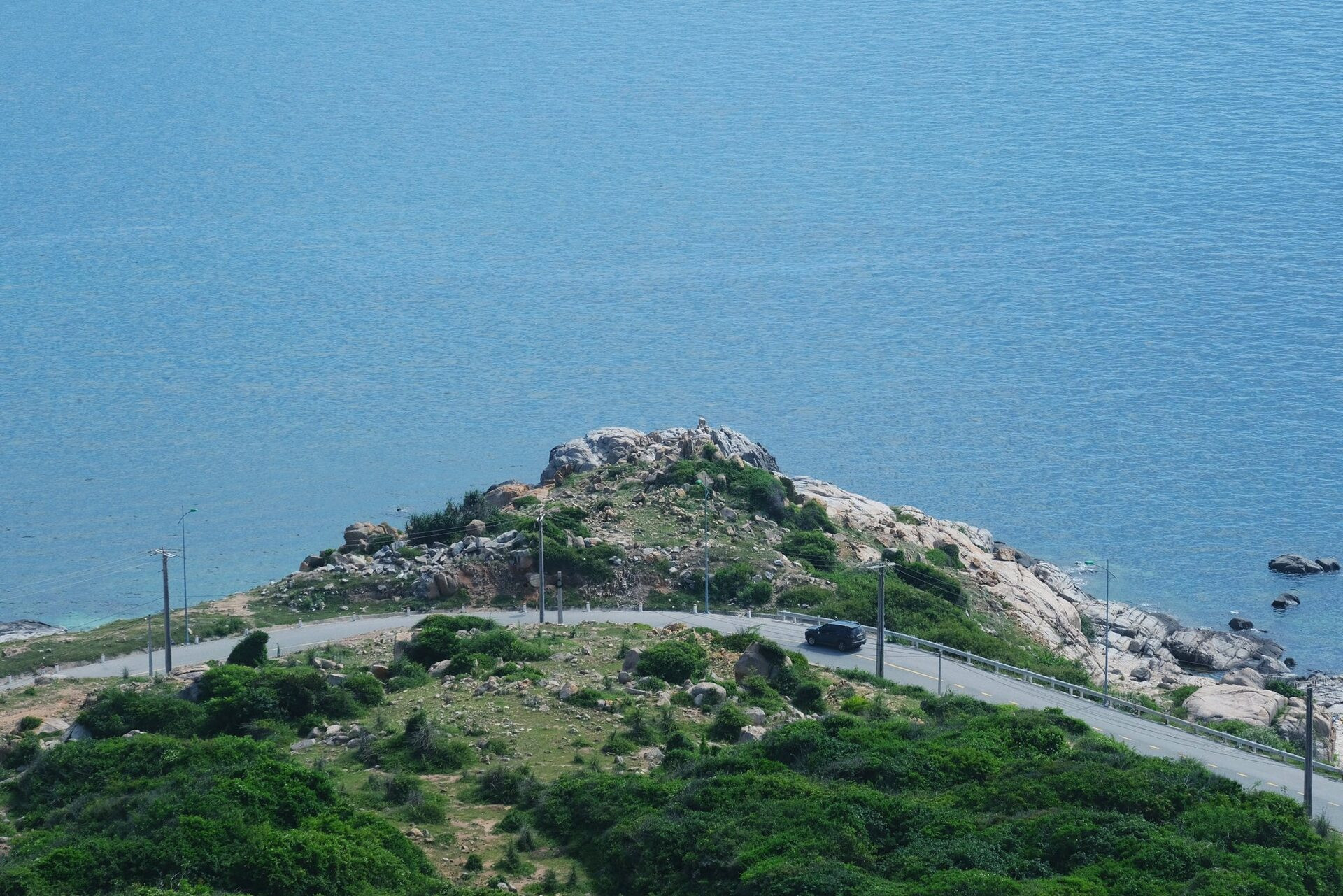 DT701 - một trong những cung đường ven biển đẹp nhất Việt Nam. Ảnh: Tuyên Parafu 