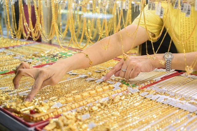 Giá vàng liên tiếp giảm sâu nhưng chênh lệch với giá vàng thế giới vẫn còn cao.