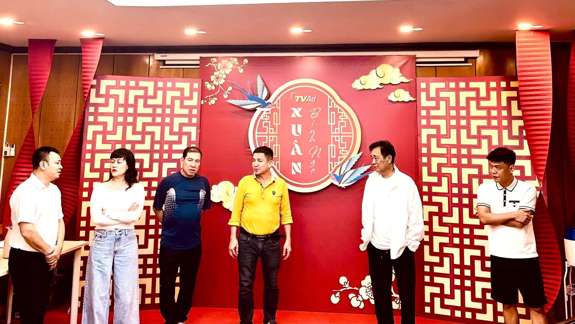 Dàn nghệ sĩ đóng Táo Quân bất ngờ xuất hiện. Ảnh: FBNV
