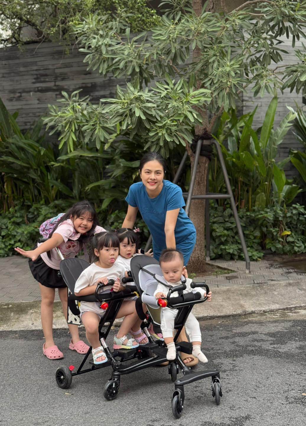 Vân Trang là bà mẹ 4 con bận rộn.