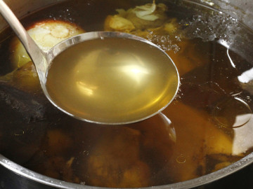 Vì sao không nên nêm muối khi bắt đầu ninh xương?