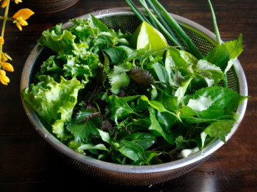 Bếp Eva - Ngâm rau trong nước muối sạch hơn không?