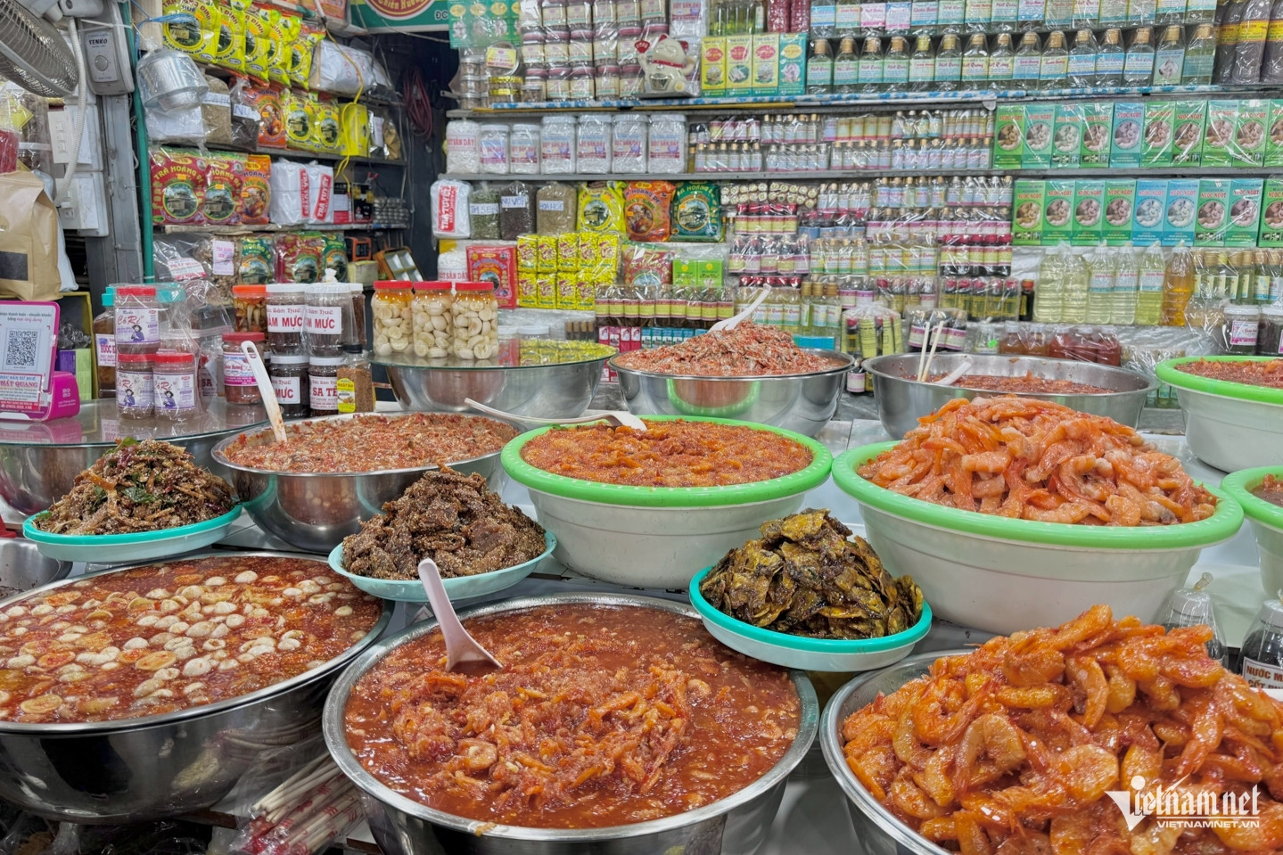 Những gian hàng bán mắm tại chợ Đông Ba nằm san sát. Tiểu thương trưng bày hàng chục loại mắm khác nhau, niêm yết giá rõ ràng 