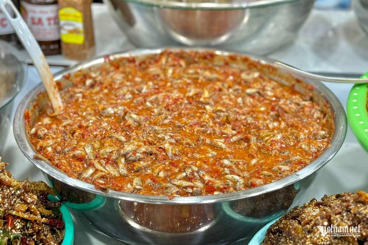 Tôm chua và mắm cá rò là hai món được ưa chuộng ở chợ Đông Ba. Các loại tôm chua có giá thành từ 120.000-250.000 đồng/kg, tùy loại đặc biệt hay loại thường