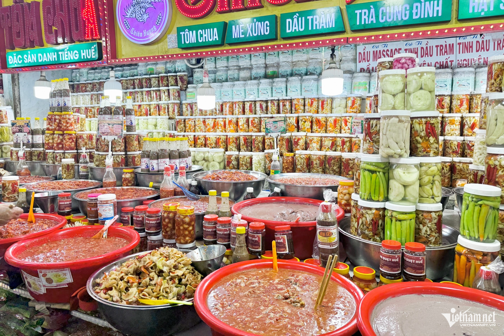 Khu chợ 127 năm tuổi nổi tiếng ở miền Trung, bán đầy đặc sản ngon, rẻ - 1