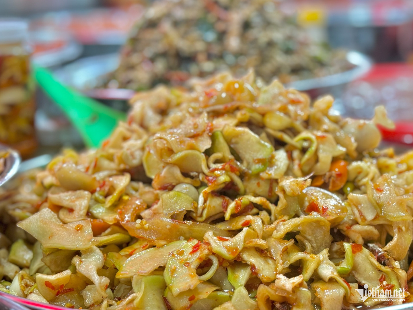 Các tiểu thương tại chợ có dịch vụ đóng gói chuyên nghiệp, phục vụ du khách mang đi xa