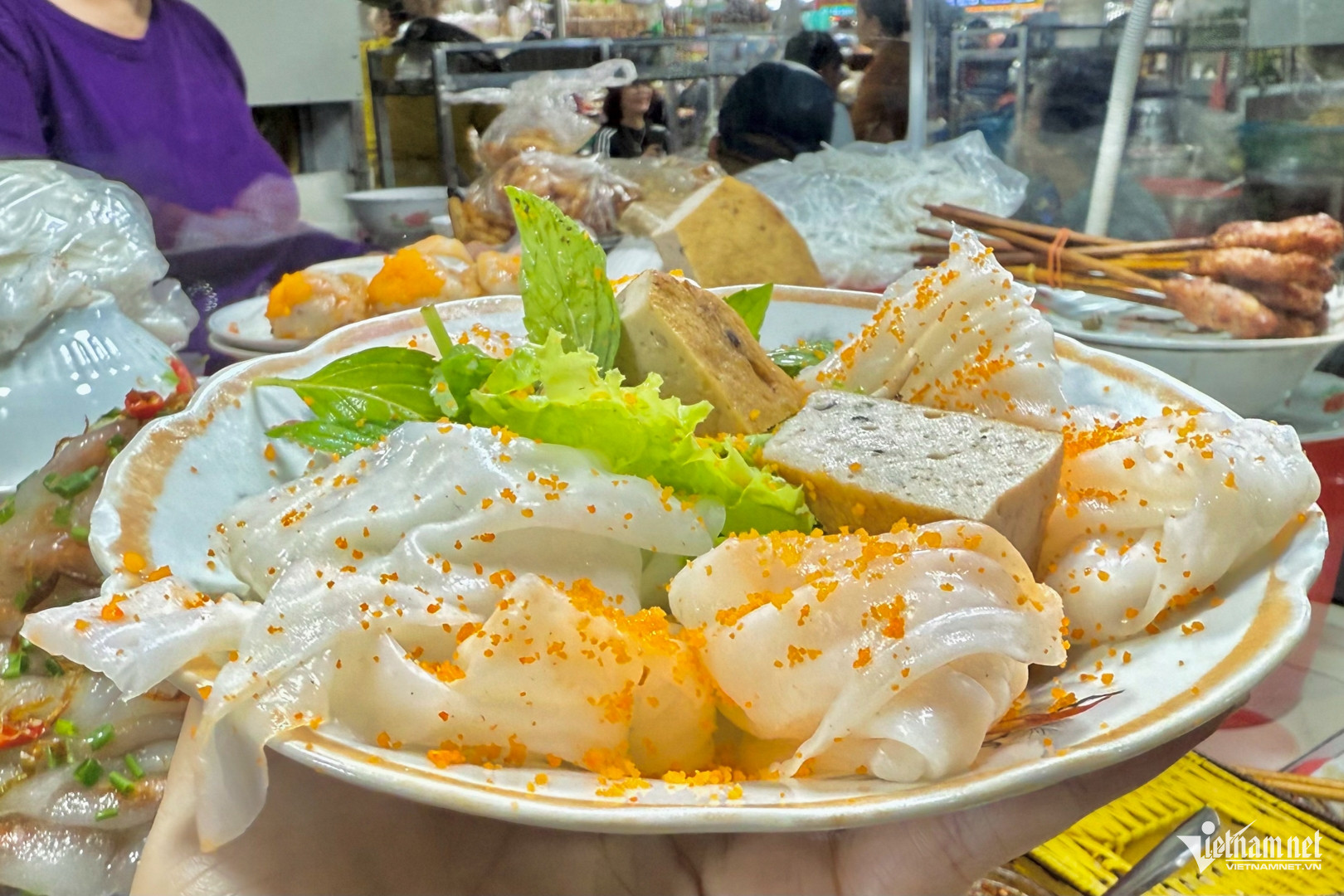 Các loại bánh có giá từ 20.000 đồng/đĩa, còn bún bò giá từ 30.000 đồng/bát