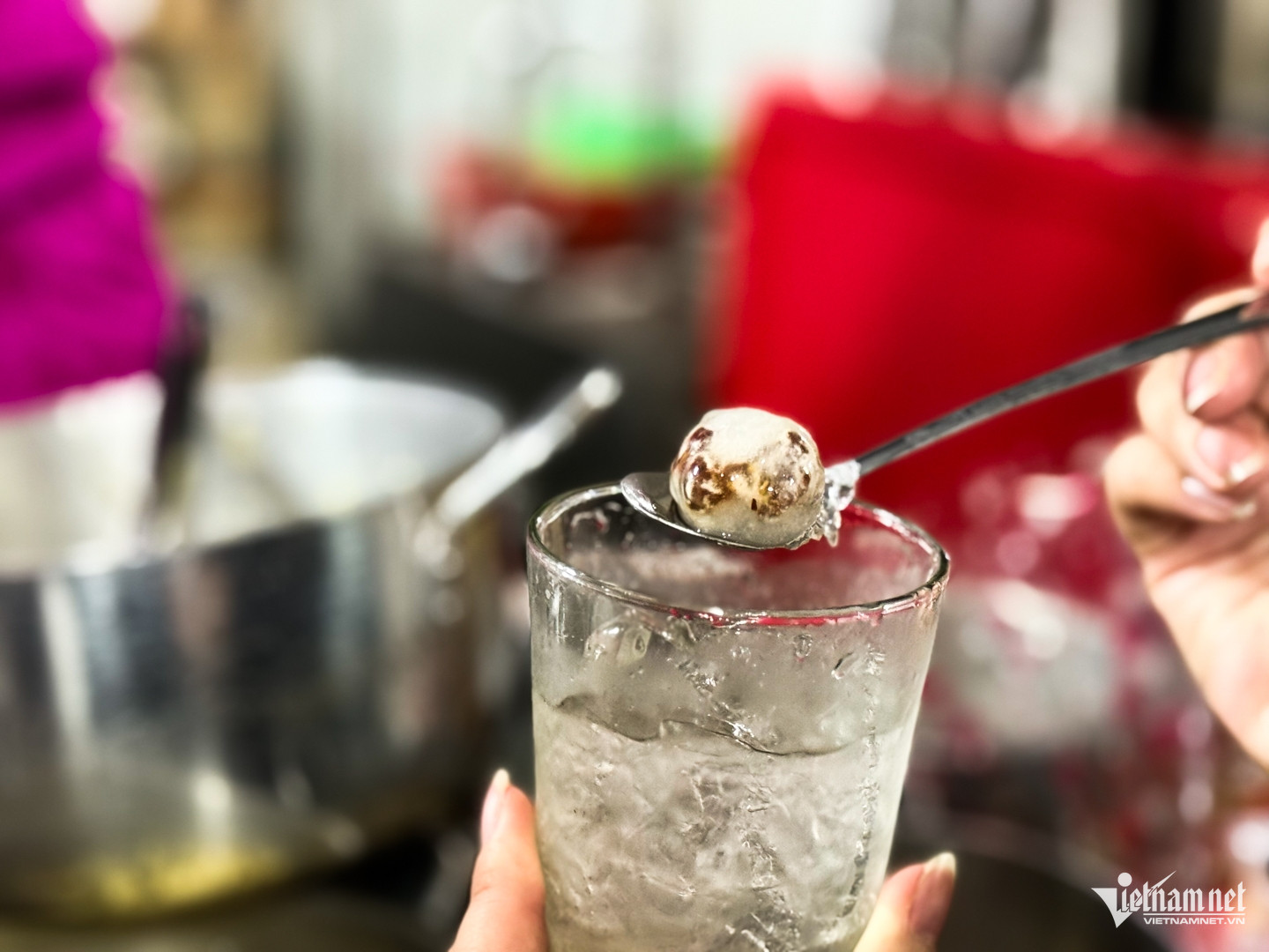 Chè bột lọc heo quay tại chợ có giá 20.000 đồng/cốc