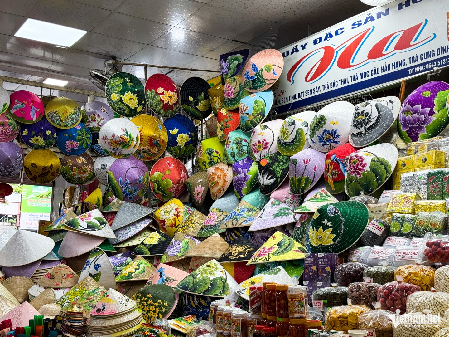 Các gian hàng đa dạng, đủ mặt hàng trong chợ