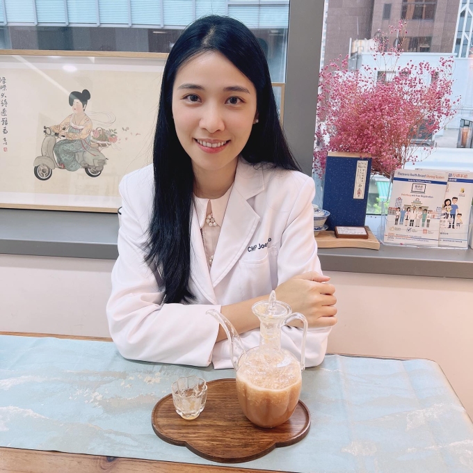 Bác sĩ Ho có thói quen uống các loại trà thảo mộc nóng thay vì các thức uống lạnh, chứa nhiều đường ngọt.