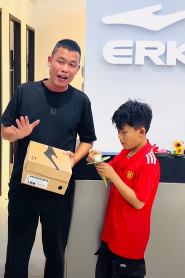 Con trai Hiệp Gà lớn lên trong tình yêu thương của bố.