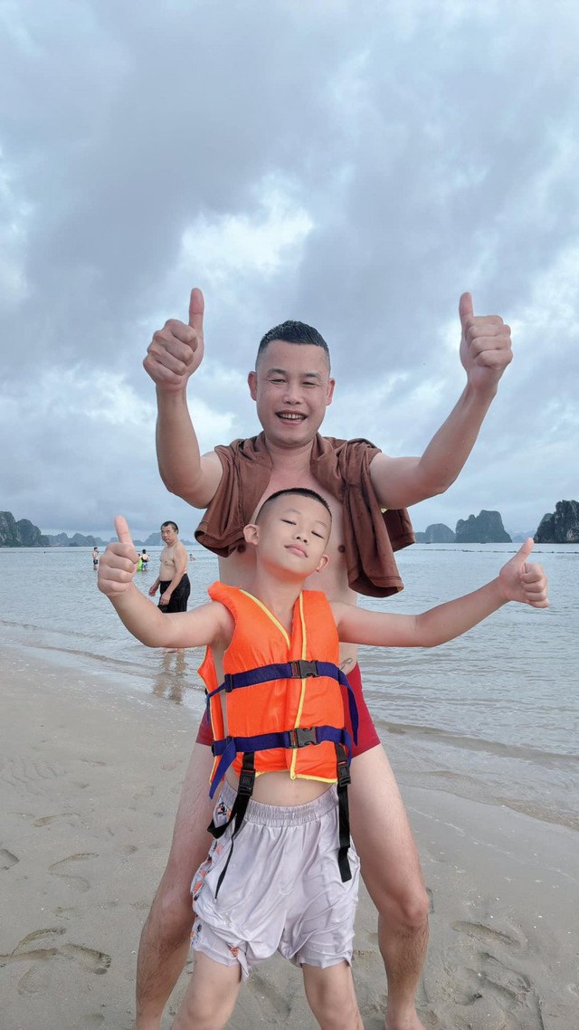 Hiệp Gà và con trai nhỏ.