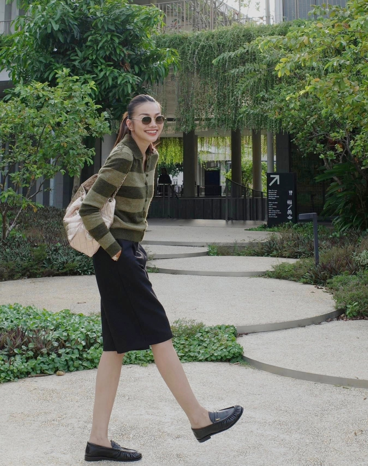 Để phù hợp với tiết trời xuân, Thanh Hằng chọn loạt thiết kế đang được thế giới ưa chuộng, gồm giày loafer, quần shorts bermuda và áo polo dài tay. Siêu mẫu hoàn thiện trang phục bằng túi Chanel và kính râm.