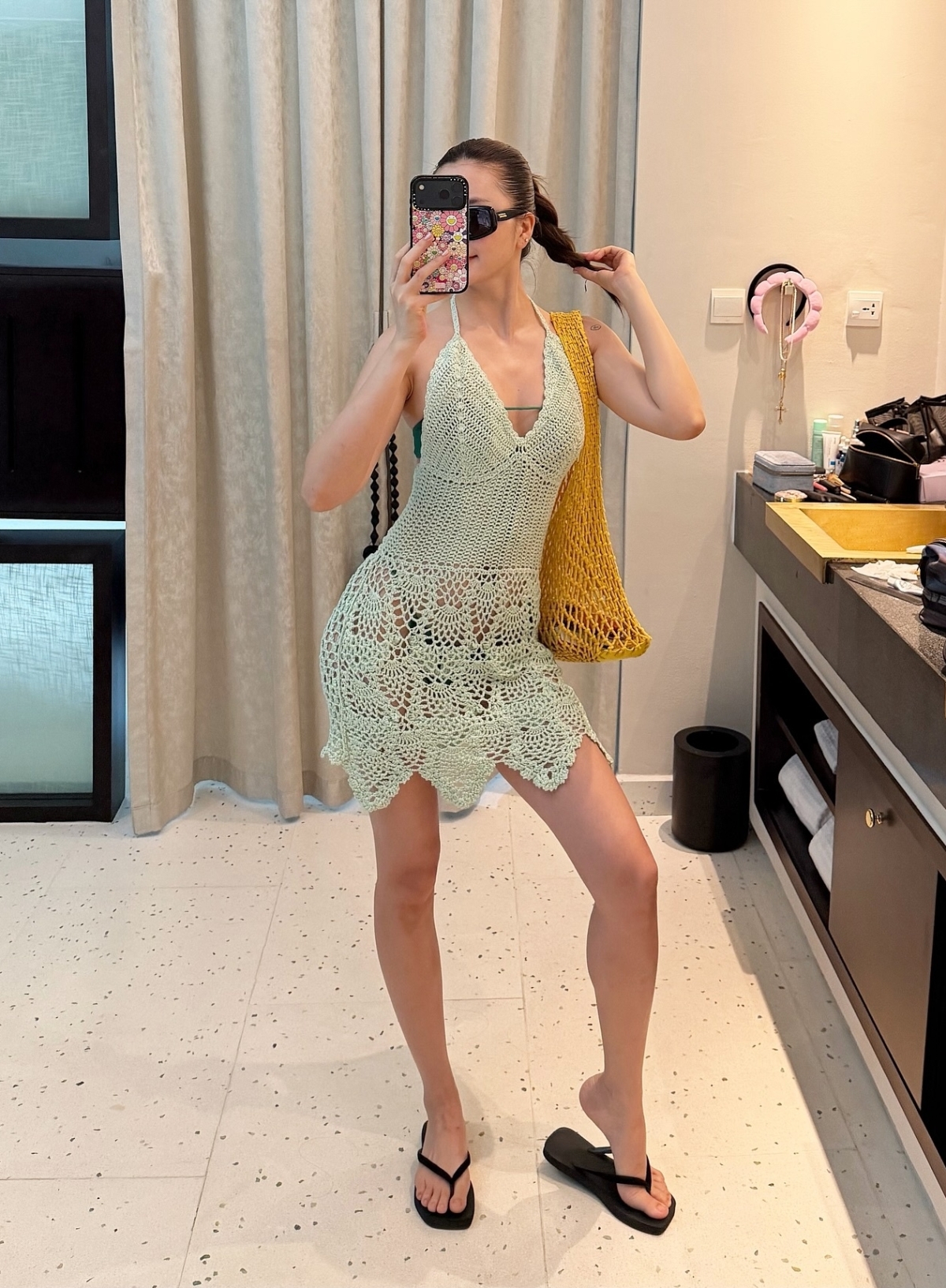 Ca sĩ Thiều Bảo Trang phối váy đan móc, túi lưới và dép xỏ ngón. Trang phục đan móc và dép xỏ ngón từng được yêu thích trong những năm 2020-2024.