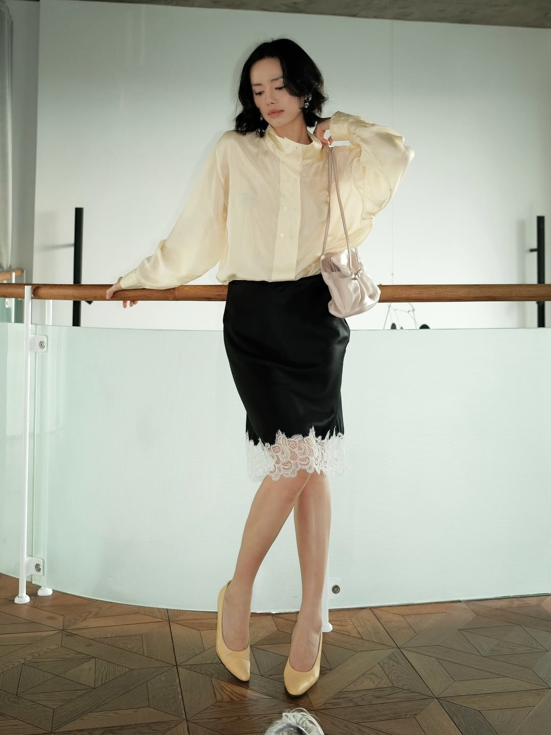 Người mẫu Khánh Linh biến mốt váy ngủ thành trang phục công sở thanh lịch bằng cách kết hợp sơ mi và giày cao gót.