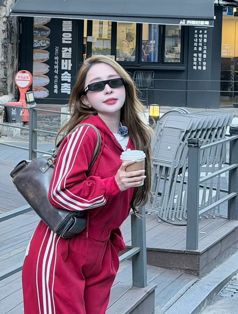 Diễn viên Quỳnh Nga diện tracksuit từng thịnh hành ở thập niên 2000.