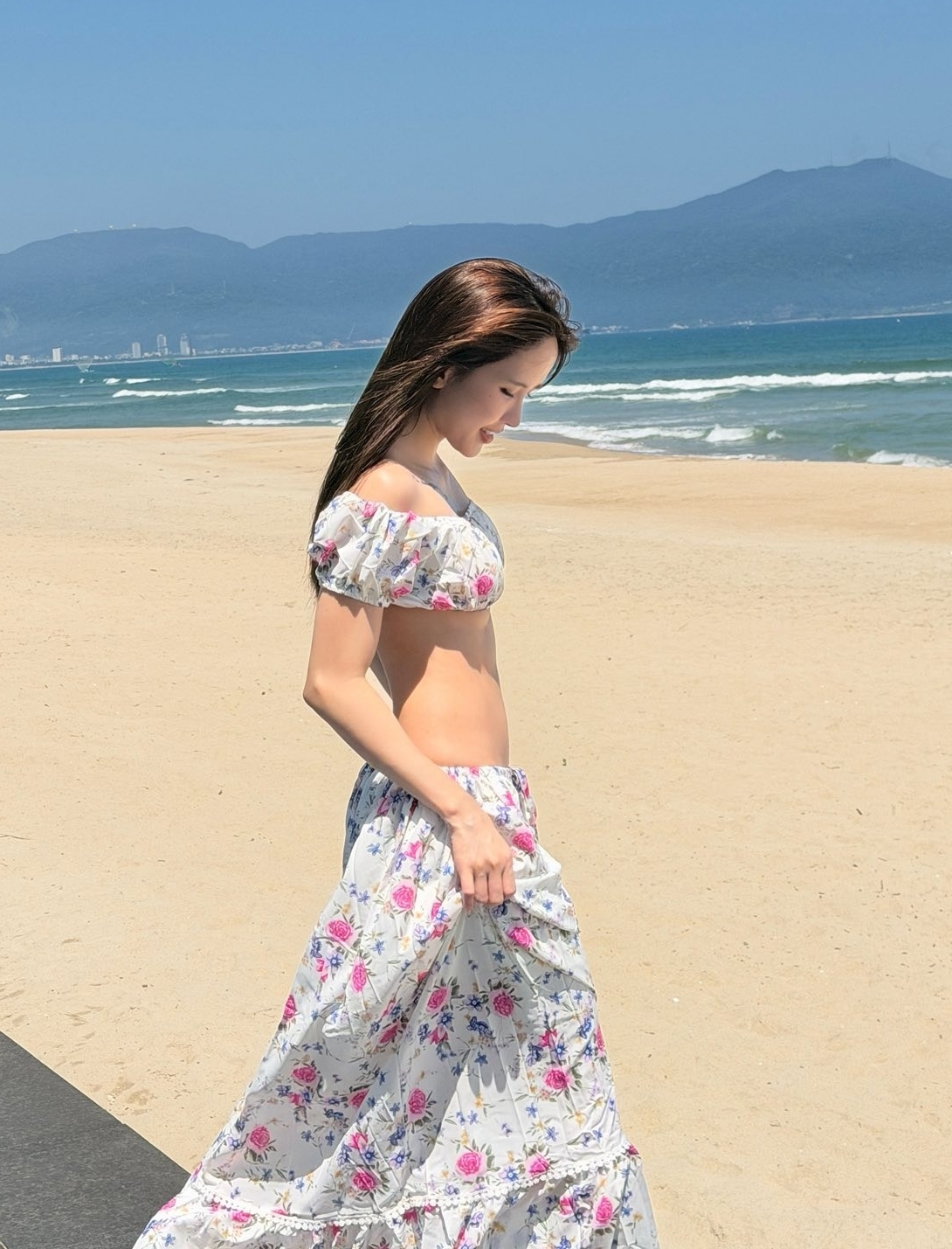 Ca sĩ Thiều Bảo Trâm táo bạo với mốt áo nửa gang tay - thiết kế từng được Lisa và nhiều tín đồ lăng xê năm 2024.