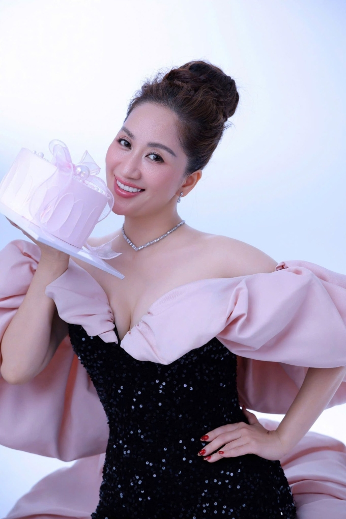 Khánh Thi sinh năm 1982, là một trong những người đầu tiên đặt nền móng cho dancesport tại Việt Nam. Nhiều năm nay, cô nghỉ thi đấu để tập trung cho công tác huấn luyện, trọng tài quốc tế. Cô chính là người dẫn dắt Phan Hiển và nhiều vận động viên dancesport khác gặt hái thành công ở các giải đấu trong nước cũng như quốc tế. Khánh Thi - Phan Hiển từng có nhiều năm hẹn hò, yêu đương và có hai con Kubi - Anna trước khi tổ chức đám cưới năm 2022. Sau đó, cặp sao có thêm bé Lisa (3 tuổi).