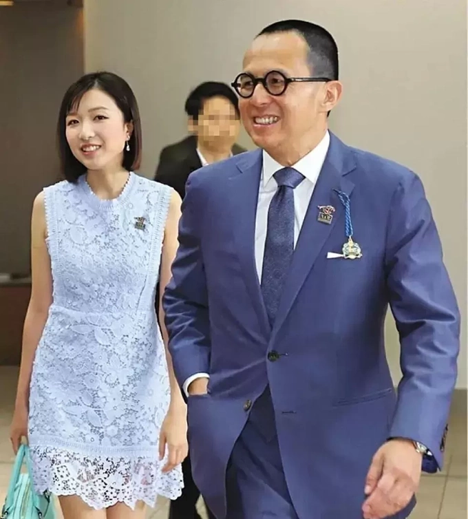 Quách Gia Văn và tỷ phú Lý Trạch Giai. Ảnh: Weibo