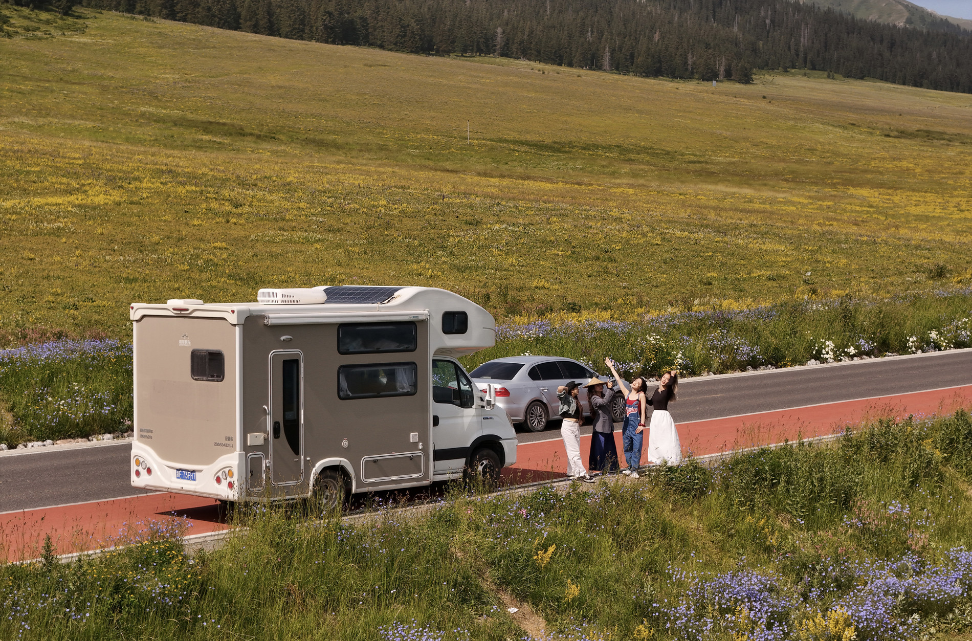 Khách Việt chi 70 triệu thuê nhà di động, du lịch Trung Quốc suốt 1 tháng 19 Thục Anh cùng 3 người bạn bắt đầu hành trình 30 ngày khám phá Trung Quốc trên nhà di động