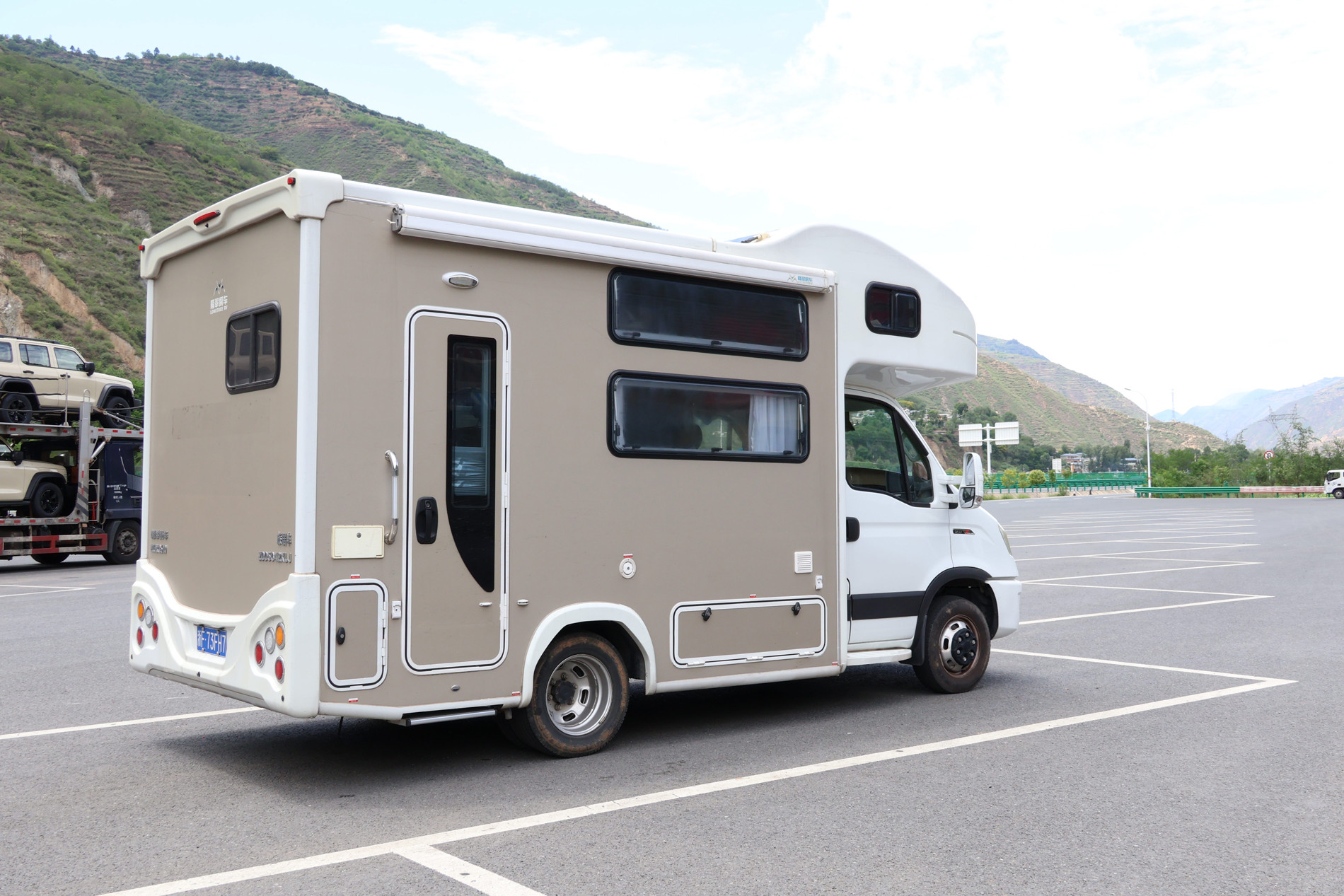 Khách Việt chi 70 triệu thuê nhà di động, du lịch Trung Quốc suốt 1 tháng 20 Cận cảnh chiếc xe di động mà Thục Anh và bạn bè đã sử dụng trong 30 ngày khám phá Trung Quốc