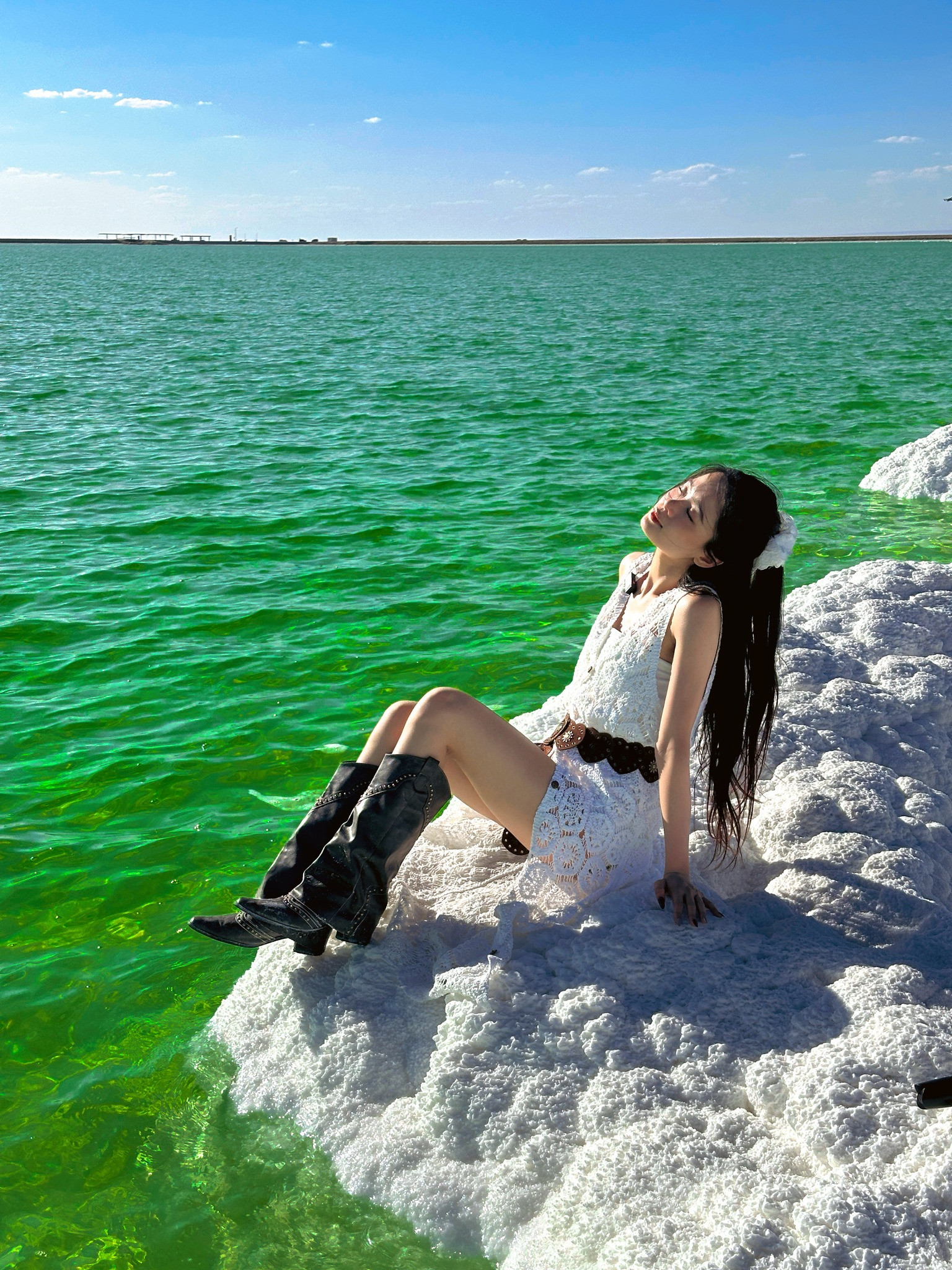 Khách Việt chi 70 triệu thuê nhà di động, du lịch Trung Quốc suốt 1 tháng 21 Thục Anh ghé thăm hồ muối Qarhan tại Thanh Hải - khu vực có rất ít khách sạn cho phép người nước ngoài lưu trú