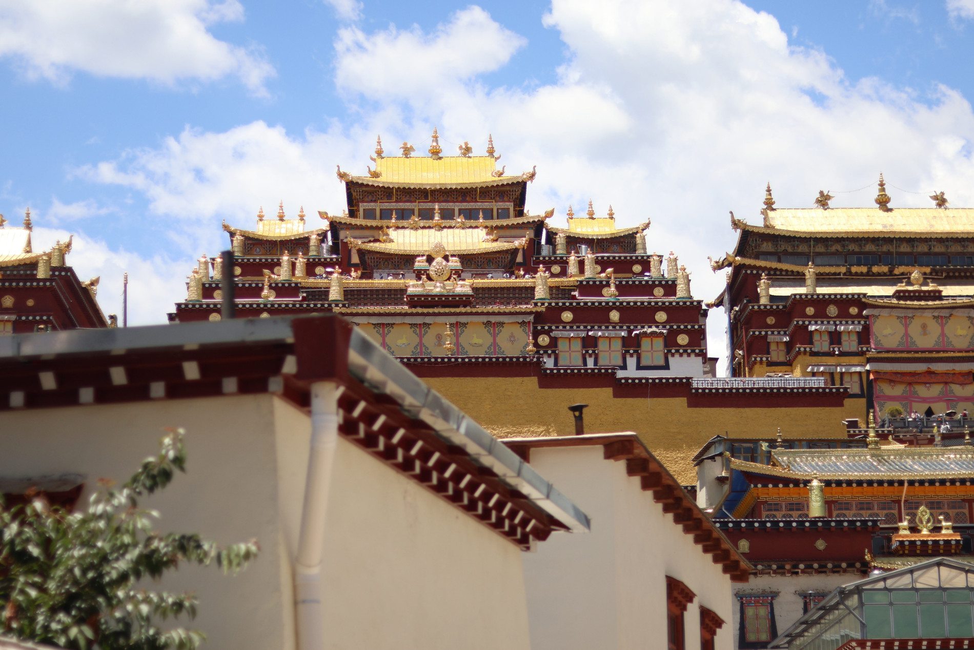 Khách Việt chi 70 triệu thuê nhà di động, du lịch Trung Quốc suốt 1 tháng 27 Tu viện Tùng Tán Lâm là một trong những ngôi chùa quan trọng trong Phật giáo Tây Tạng, chứa đựng di sản văn hóa tâm linh vô cùng sâu sắc