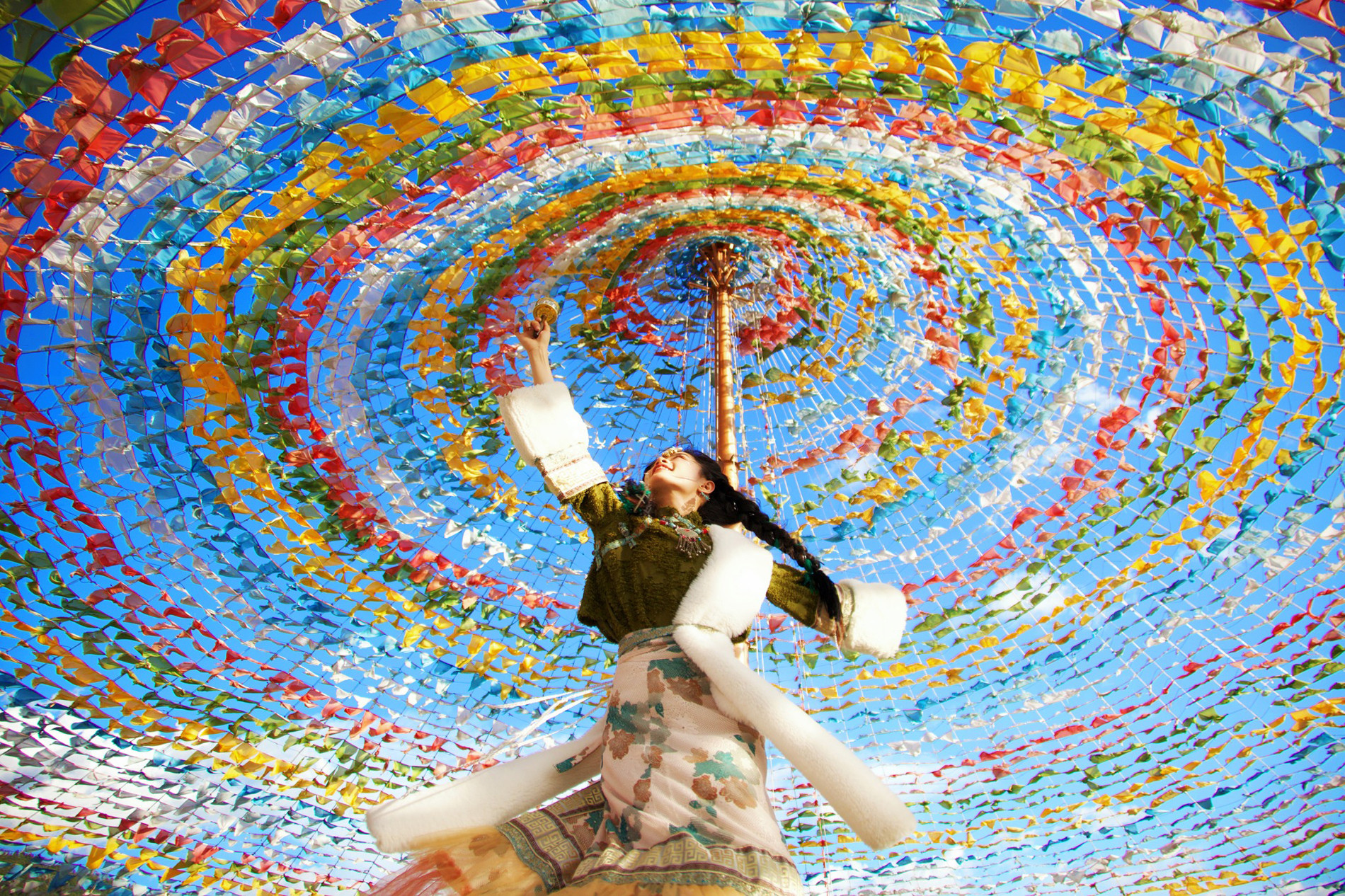 Khách Việt chi 70 triệu thuê nhà di động, du lịch Trung Quốc suốt 1 tháng 28 Du khách Việt chụp hình dưới cờ ước nguyện Lungta (tiếng Tây Tạng là ngựa gió)