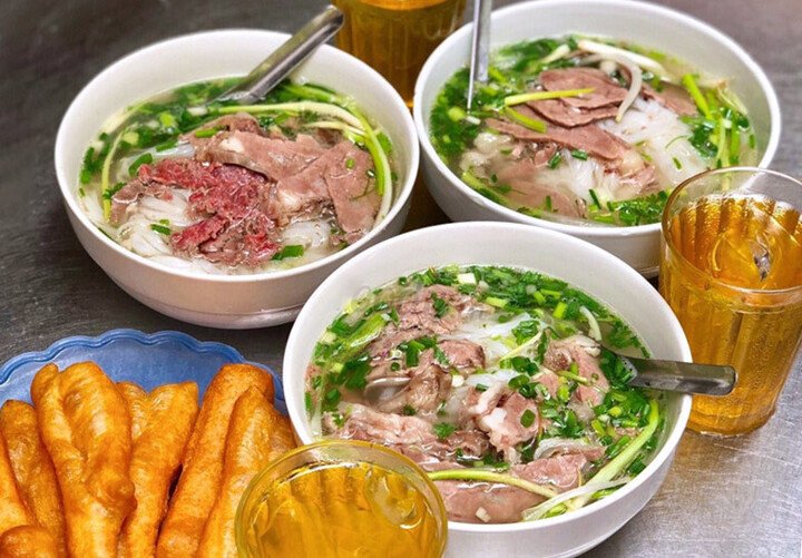 Giá mỗi bát phở tăng lên 50.000 đồng nhưng nhiều chủ quán vẫn than lỗ. (Ảnh minh họa)