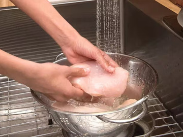 Bếp Eva - Tại sao thịt sống càng rửa càng có hại?