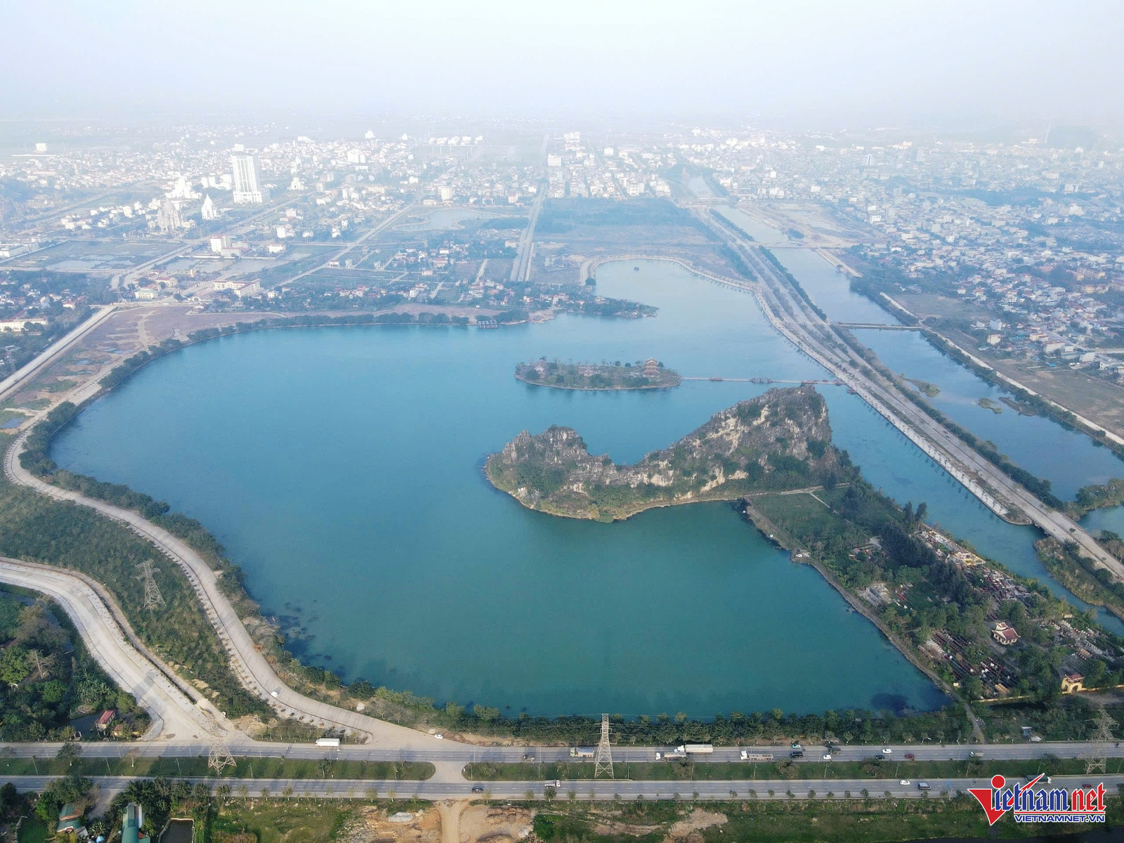 Ngọn núi nằm trong hồ Con Rùa (hay hồ Núi Lớ, Cá Voi) trong xanh như ngọc bích