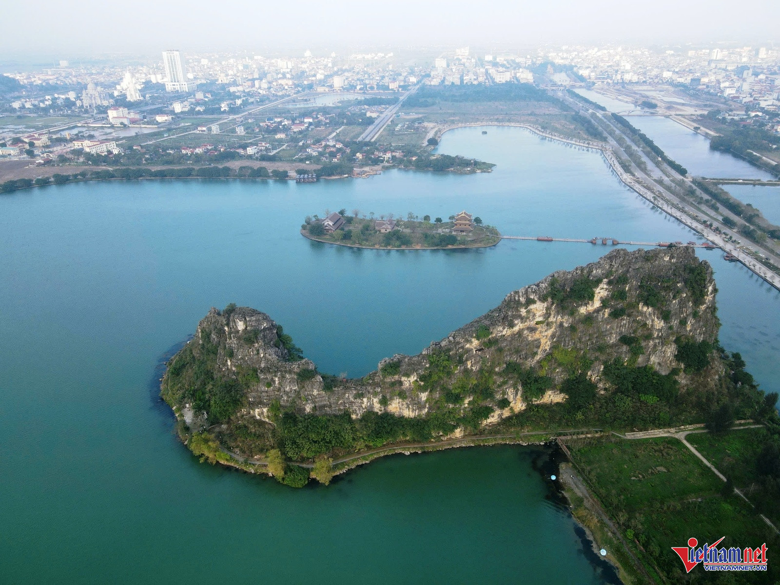 Núi Cá Voi là một trong 4 ngọn núi nổi tiếng ở thành phố Ninh Bình xưa và được mệnh danh Tứ đại danh sơn