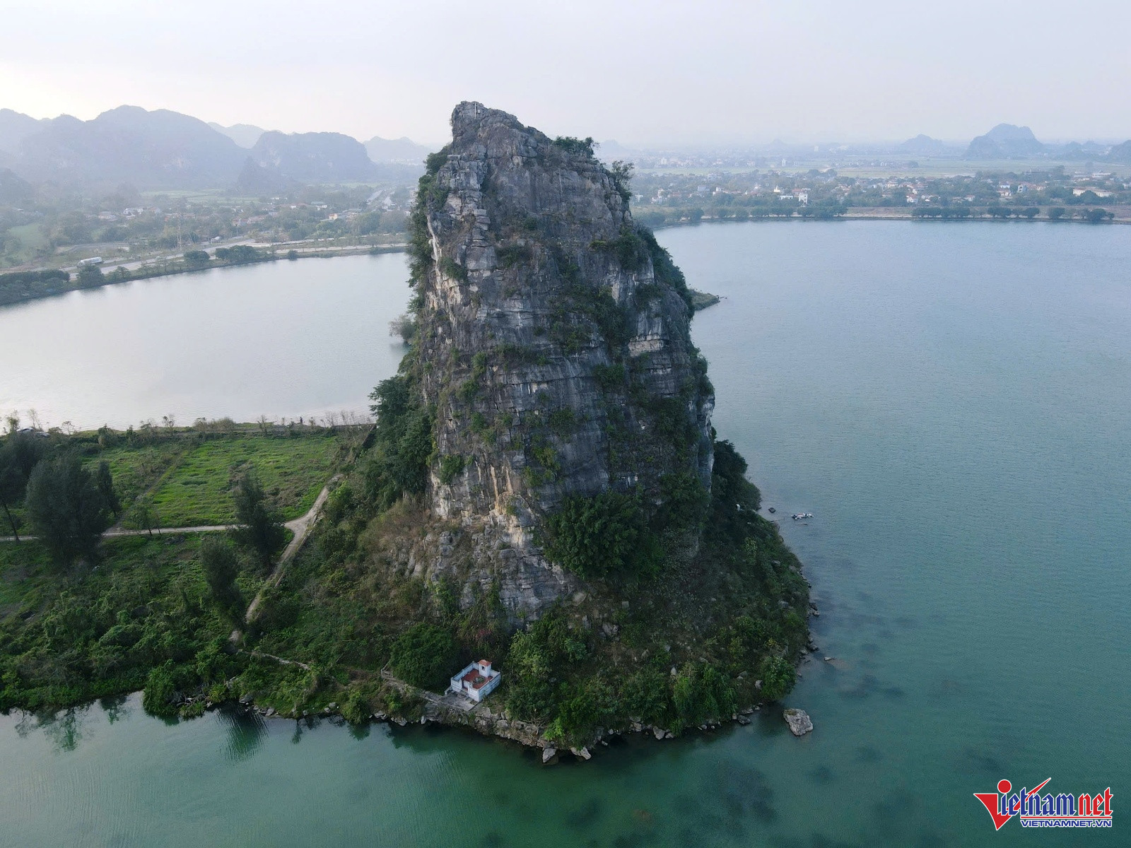 Phần cao nhất của ngọn núi như chiếc đầu cá cao khoảng 40m, rộng 30m