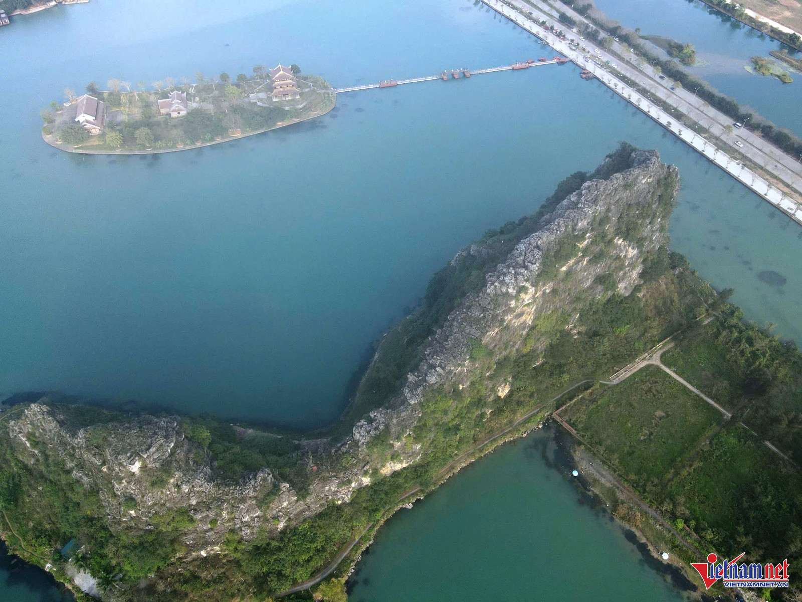 Phần sườn của ngọn núi nhìn từ trên cao như con cá voi khổng lồ