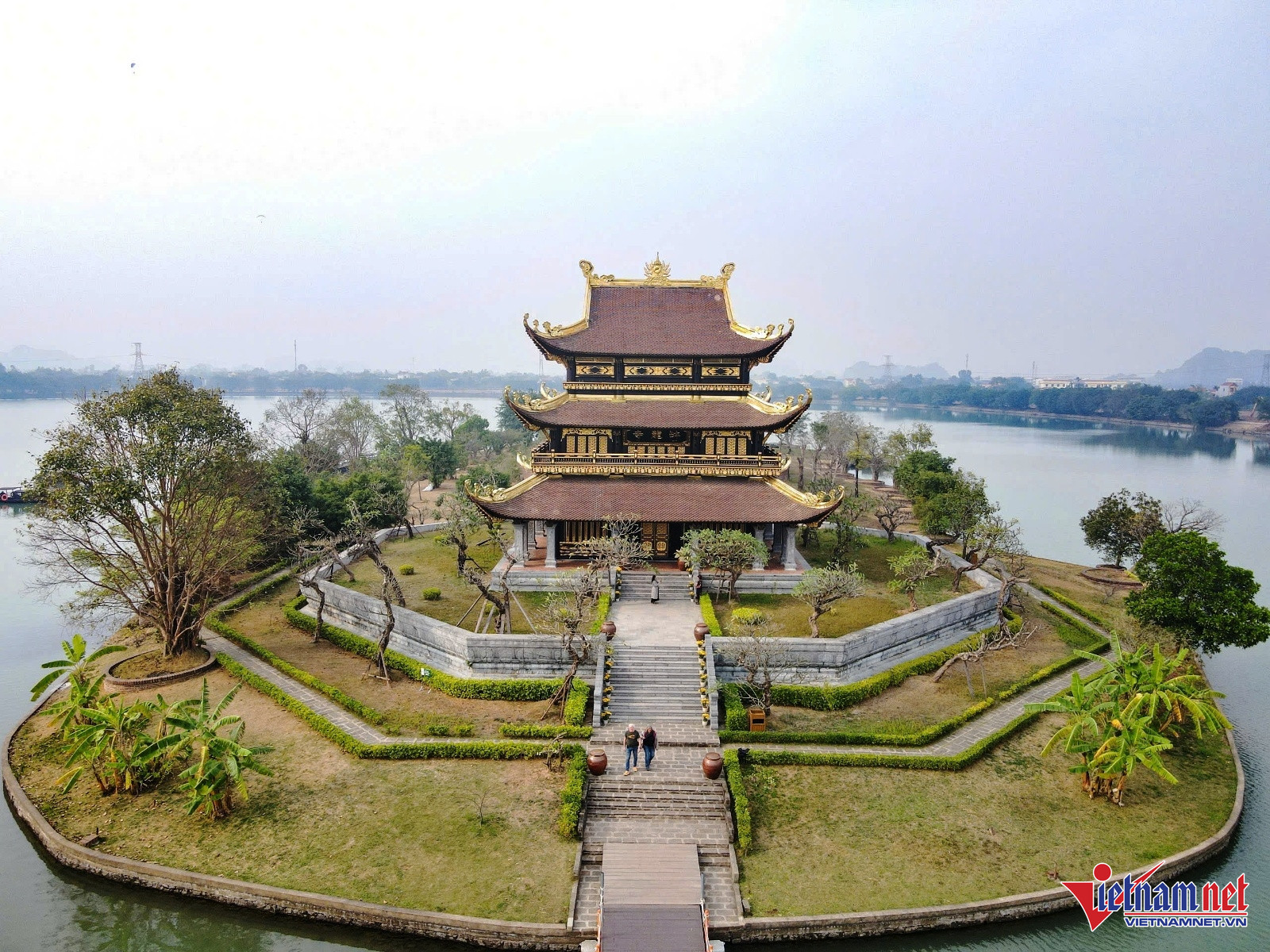 Chùa Bát Long được xây dựng theo kiến trúc hình bát giác với 8 cạnh đều nhau và quay ra 8 hướng.